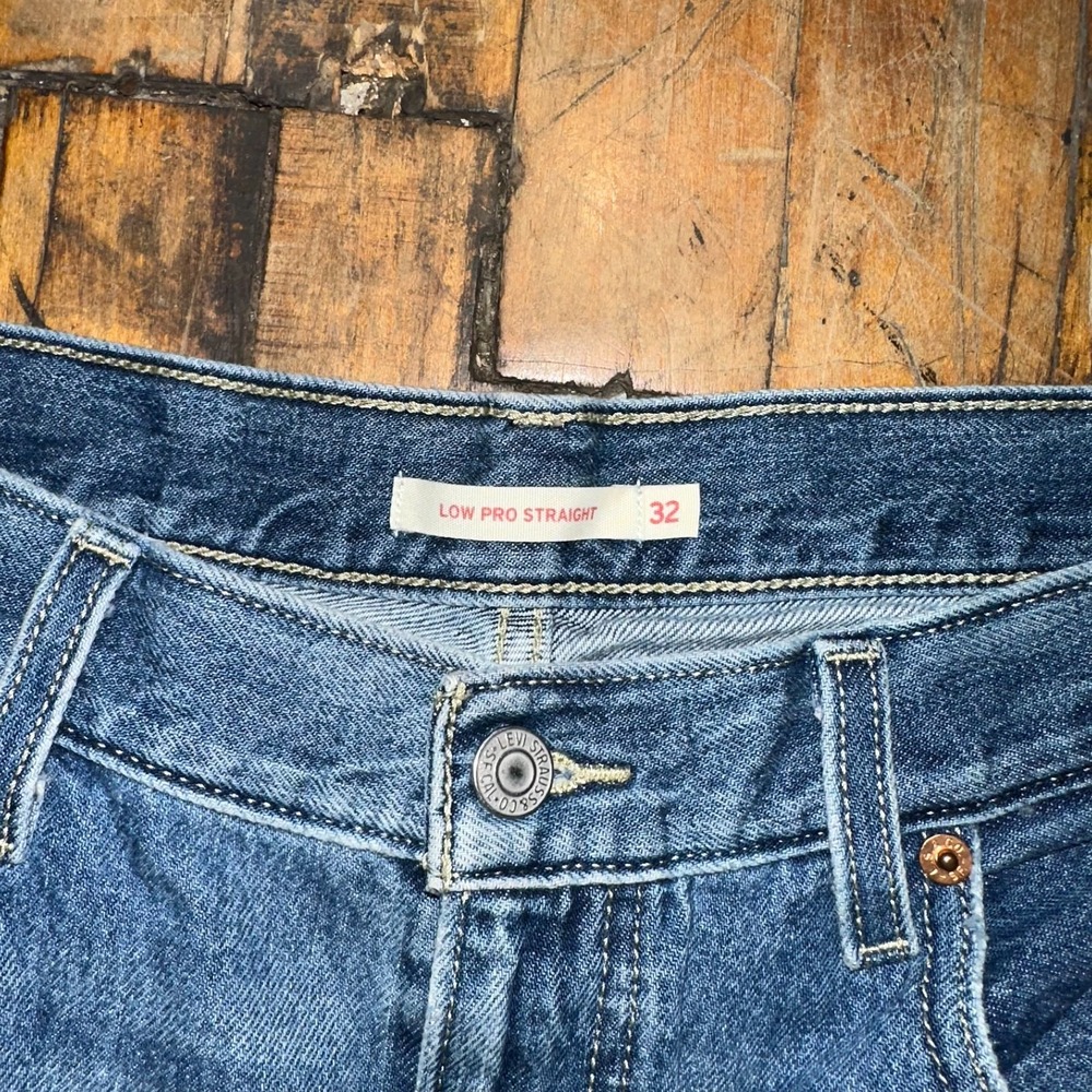 Levi's Jeans Women's 32 Blue Denim Low Pro Straight Distressed‎ Pocket Red Tab - Picture 3 of 9
